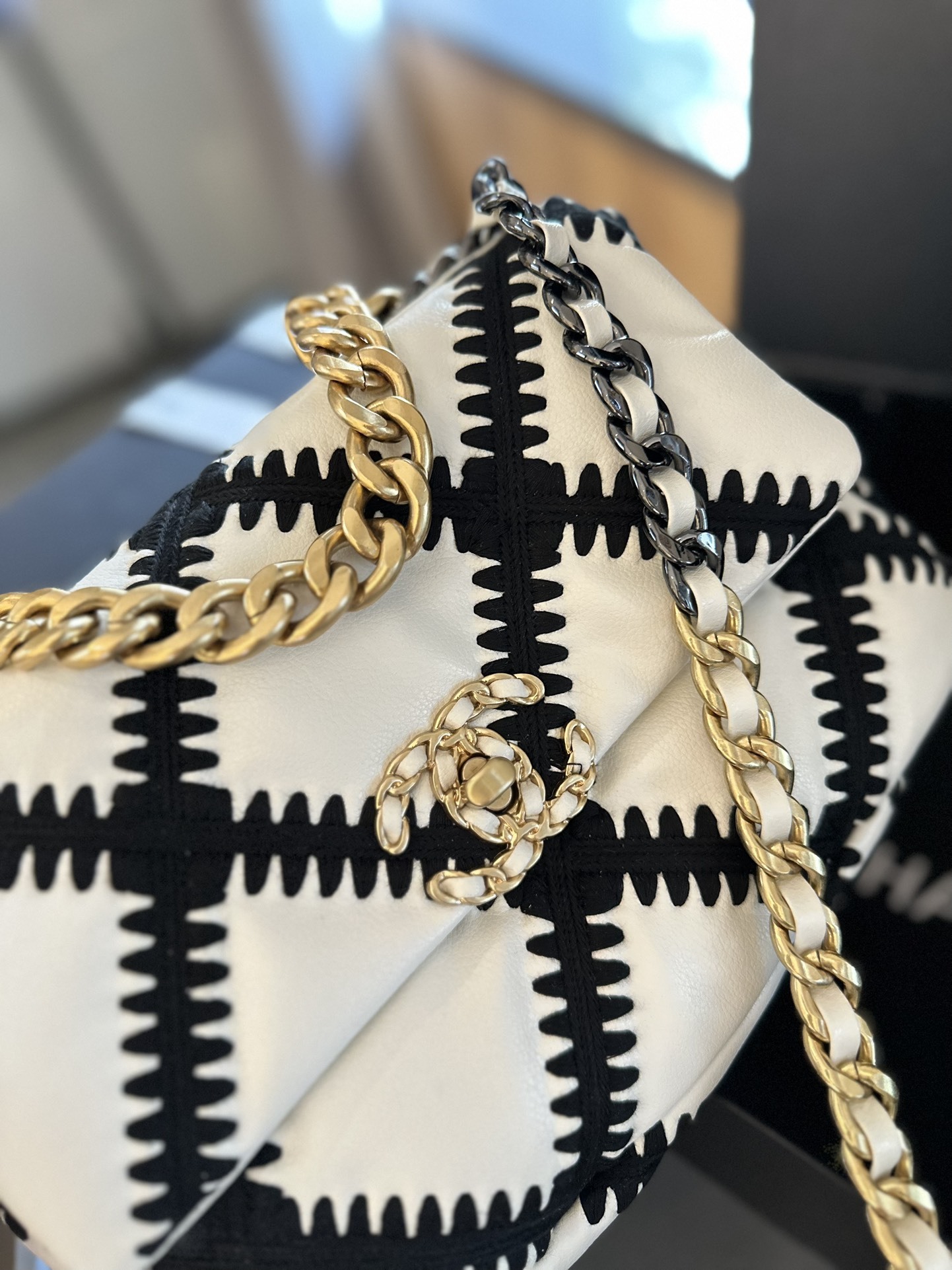 ★CHANEL★2024年新製品ウールチェーンクロスボディバッグ