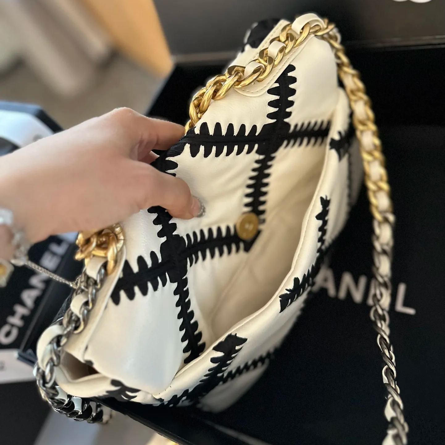 ★CHANEL★2024年新製品ウールチェーンクロスボディバッグ