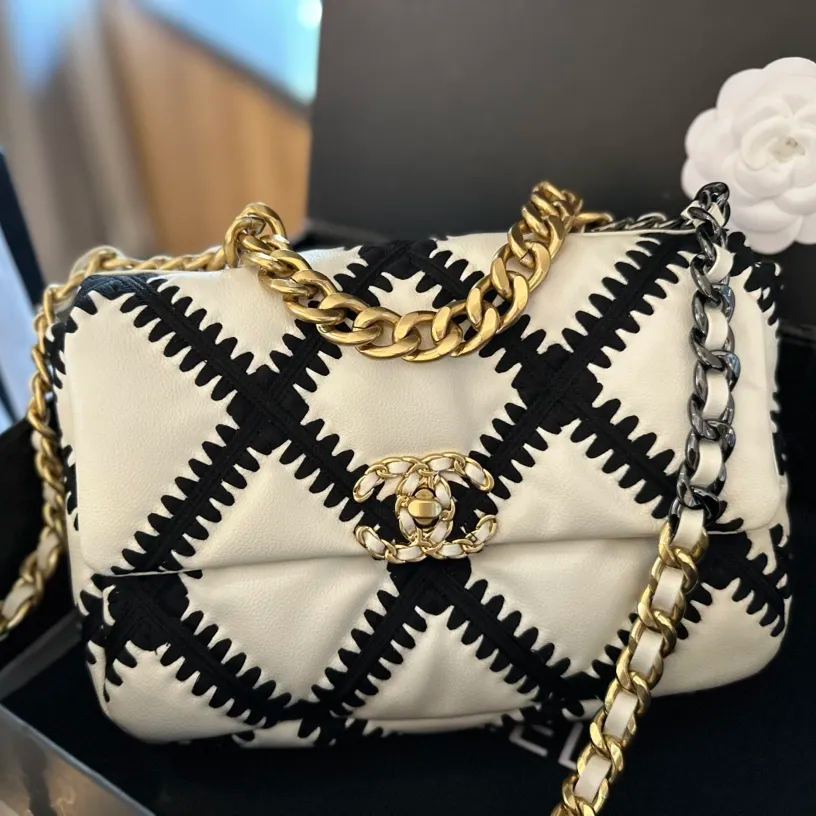 ★CHANEL★2024年新製品ウールチェーンクロスボディバッグ