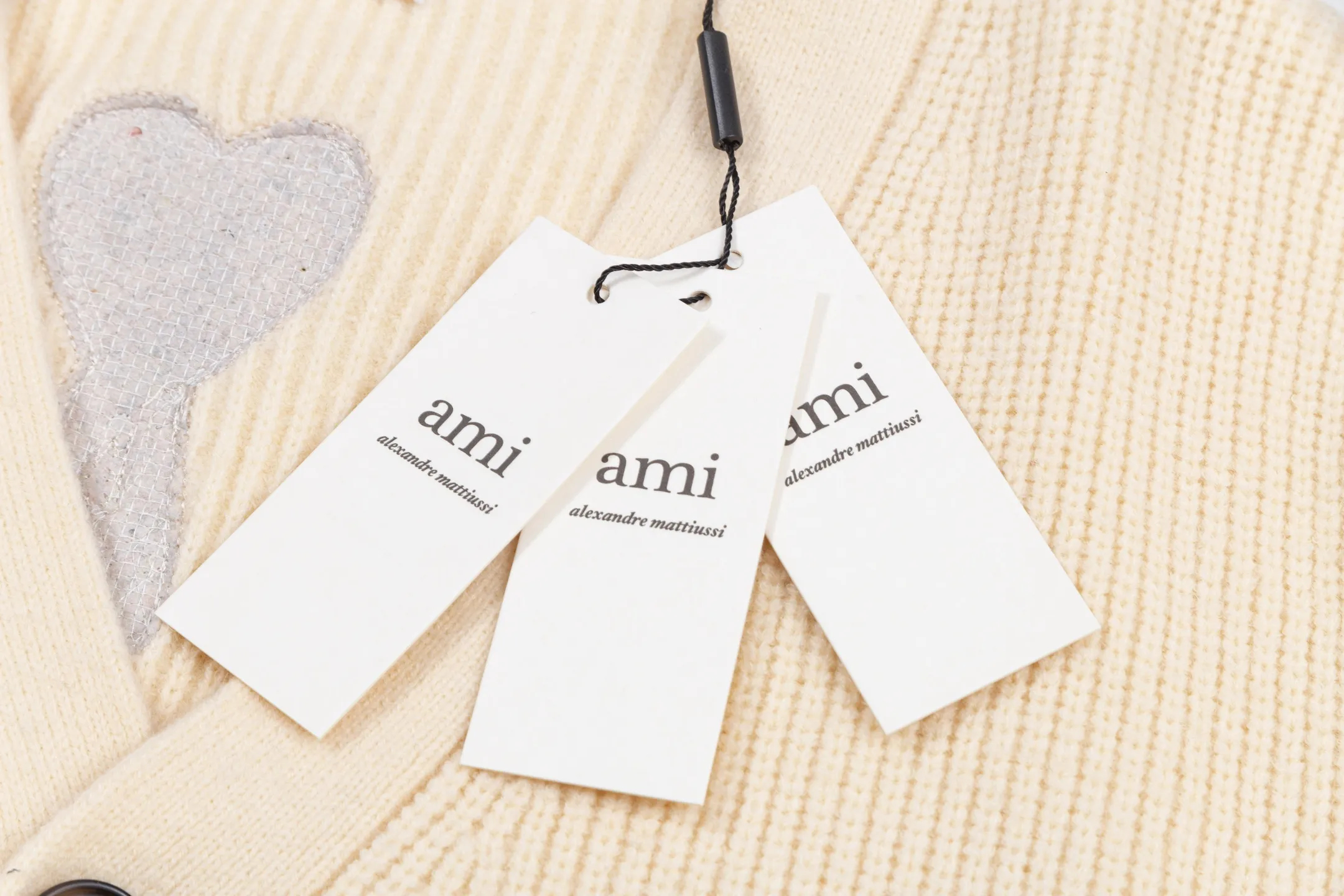 AMI PARIS（アミ パリス） オーバーサイズ ウール カーディガン 男女兼用ロゴニット