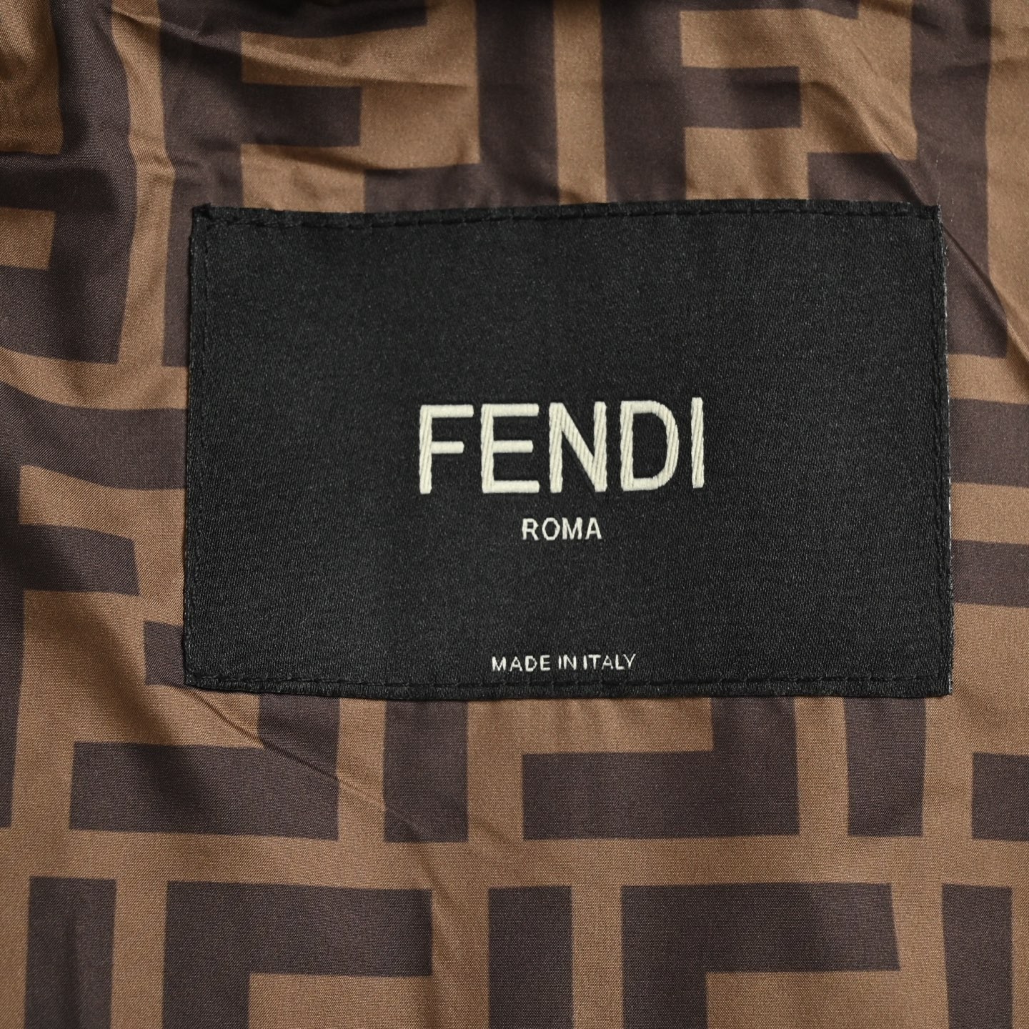 FENDI フェンディ 25FW 袖標拼接 フード付きダウンジャケット ブラック