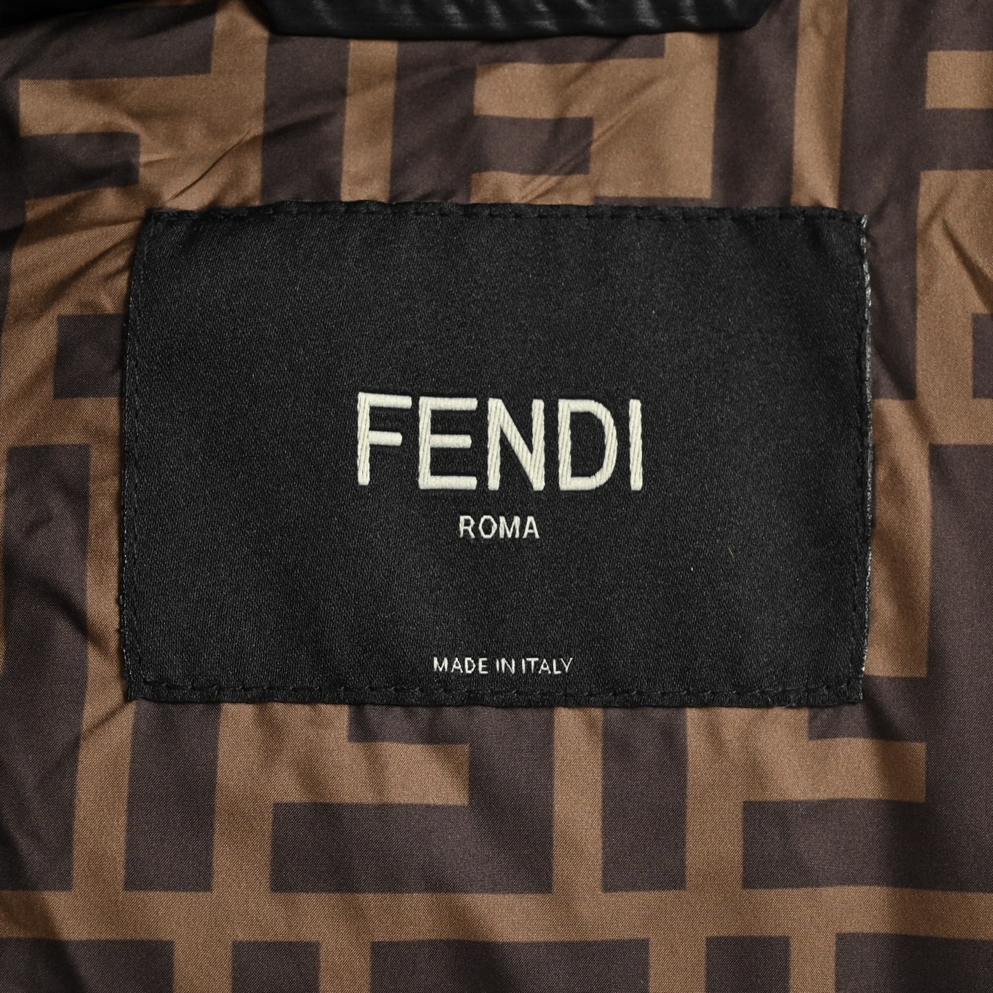 FENDI フェンディ 25FW 袖標拼接 フード付きダウンジャケット ブラック