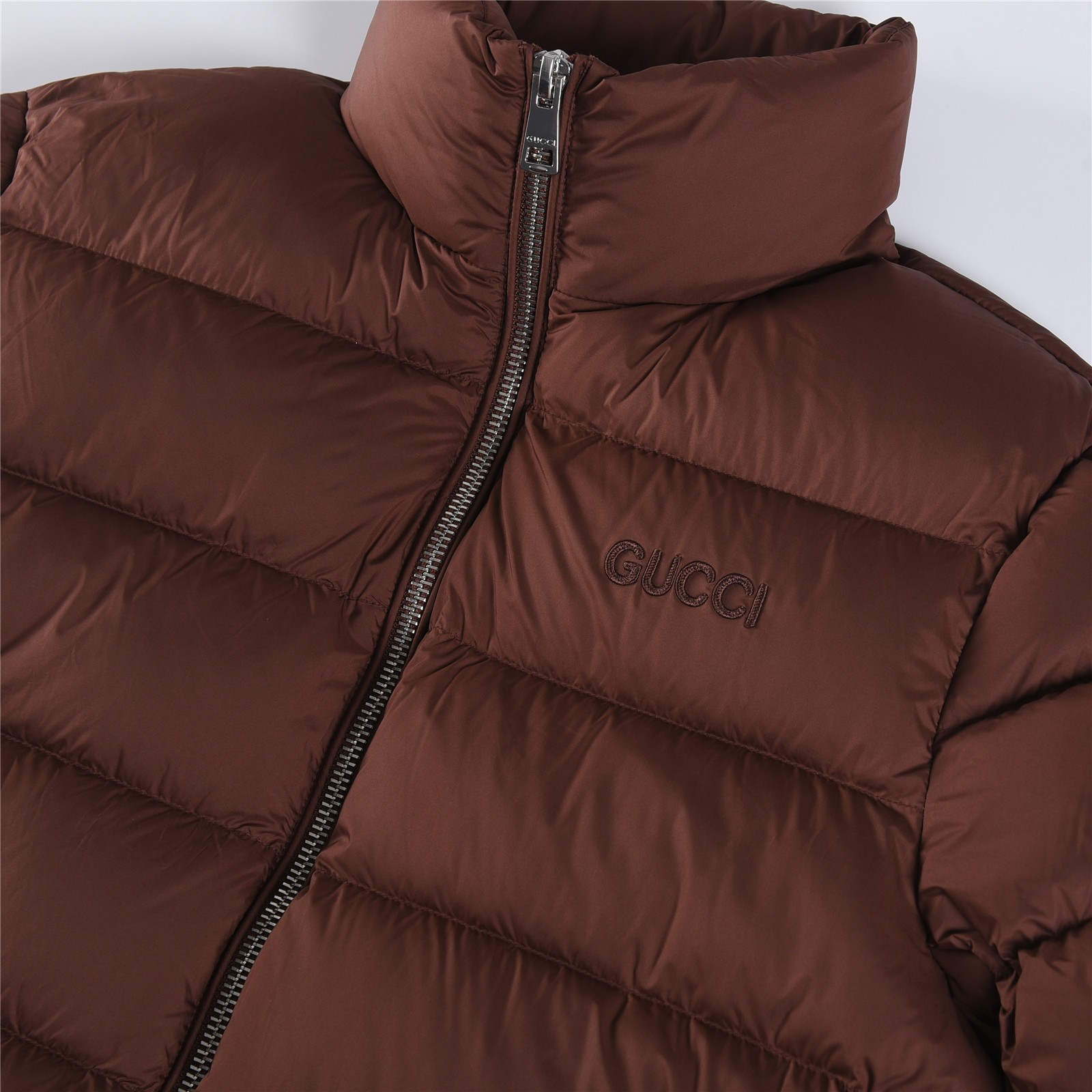 GUCCI グッチ FW25秋冬新作 刺繍ロゴ 立襟ローショルダー スリムフィット ダウンジャケット 男女兼用