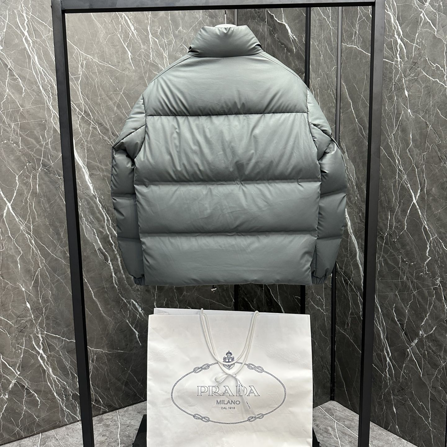 PRADA メンズダウンジャケット 高級グレー