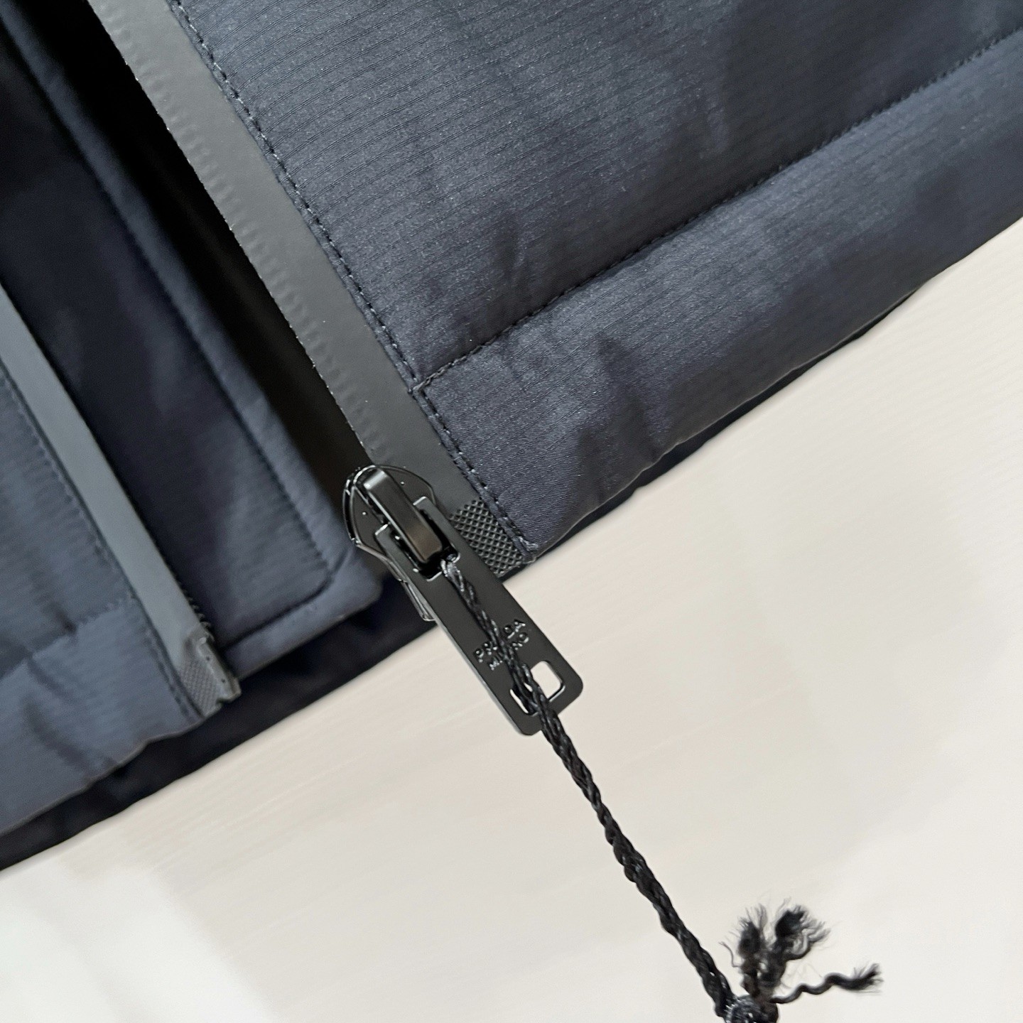 PRADA プラダ 2025最新款 メンズダウンジャケット ブラック/ネイビー