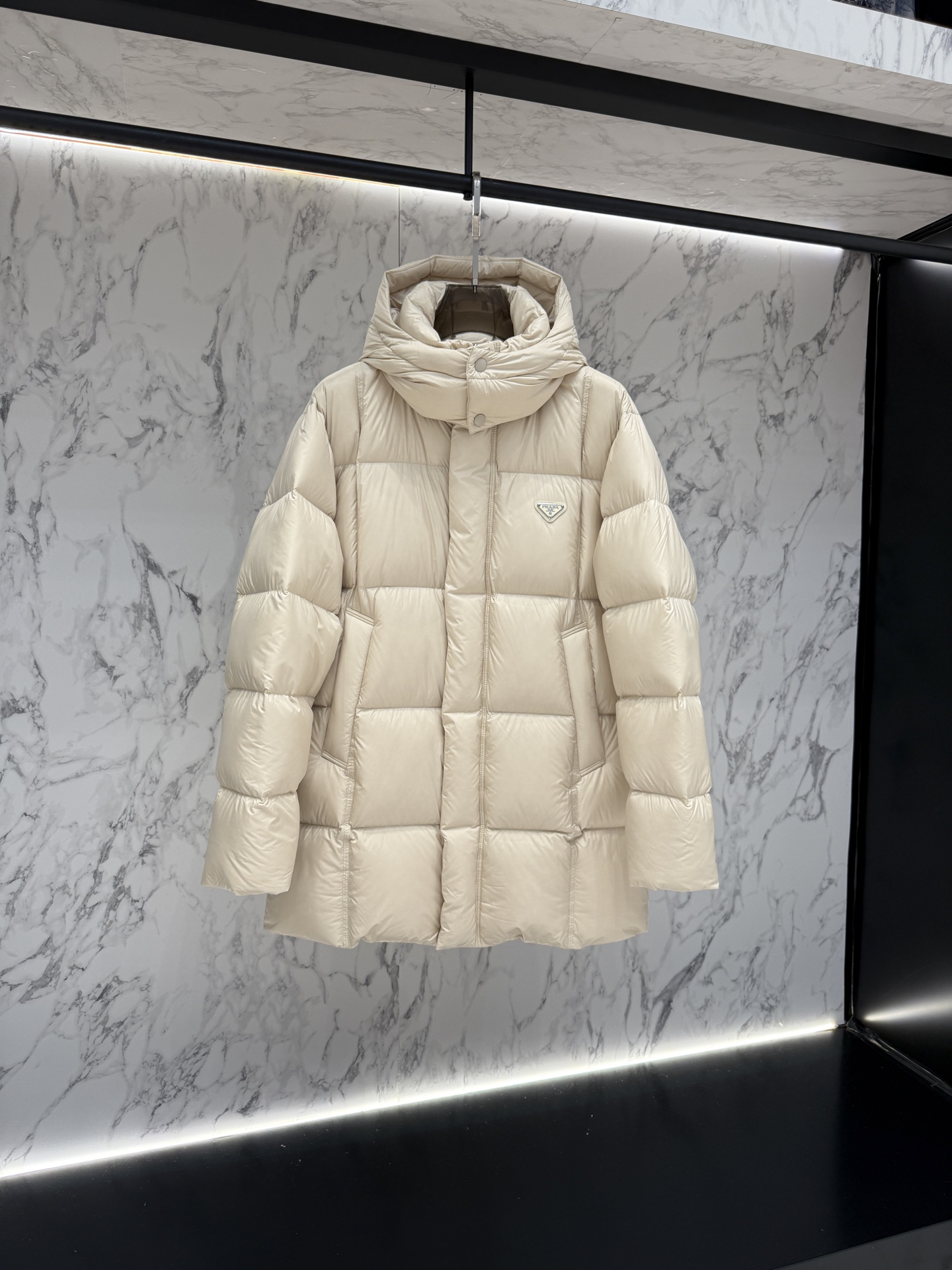 prada普拉達新款提花尼龍羽絨服金屬小標羽絨服