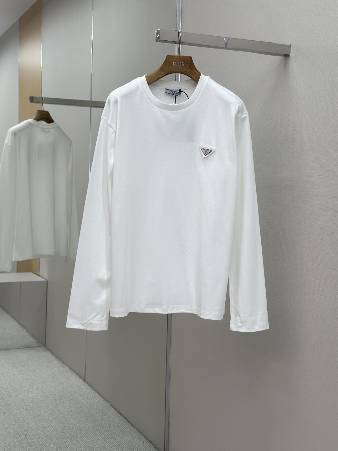 PRADA 洗水磨破五金粉標長袖