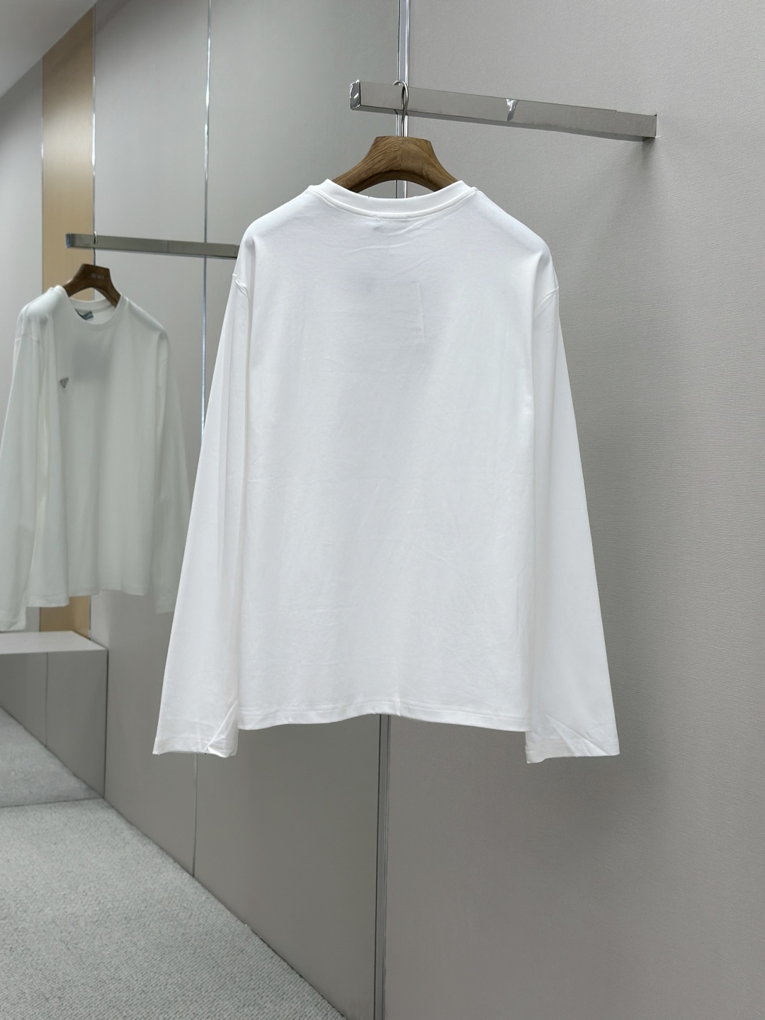 PRADA 洗水磨破五金粉標長袖