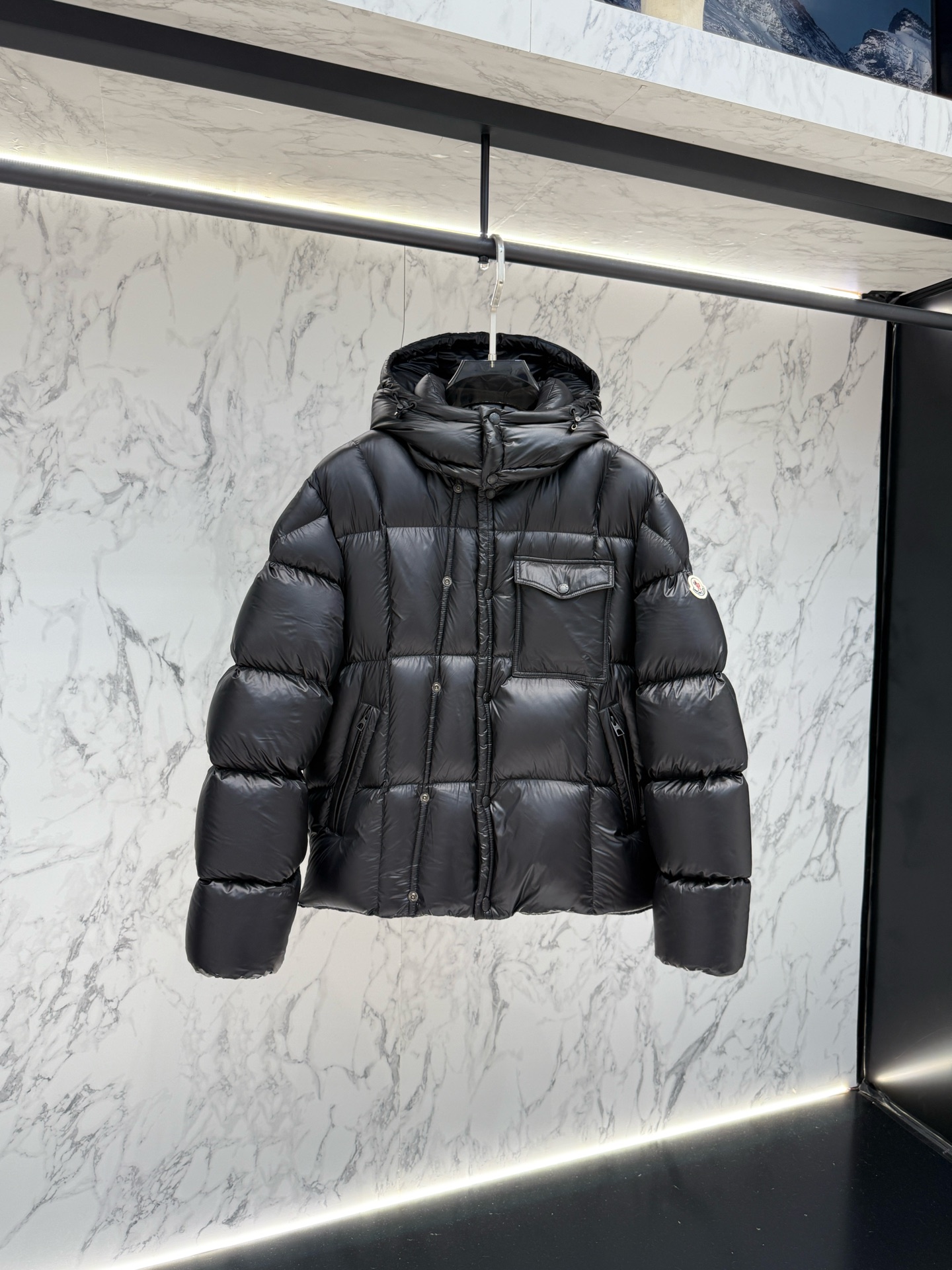Moncler 羽絨服 2025款羽絨外套短款（袖標）