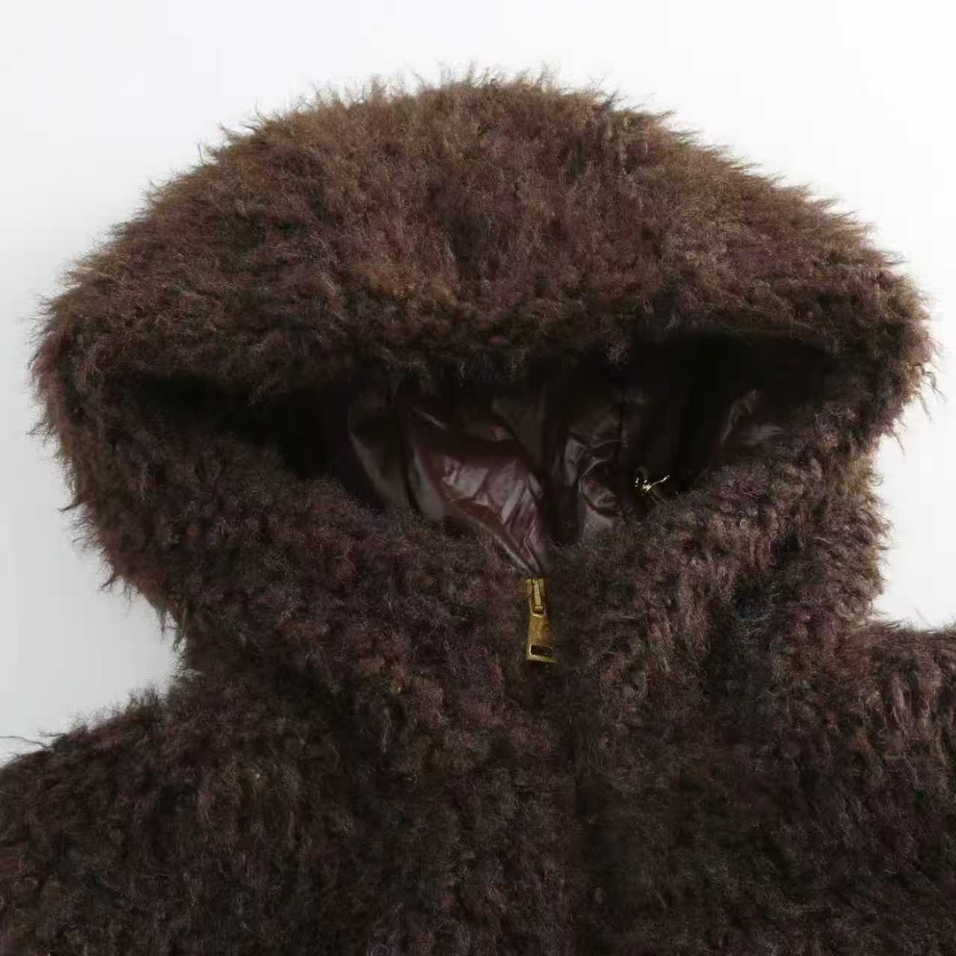 MONCLER 2025 冬日新作｜機能與柔軟交織的短款連帽羽絨馬甲