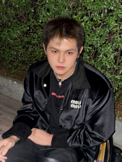 Miu Miu 24 秋冬系列丝绒拼接夹克外套