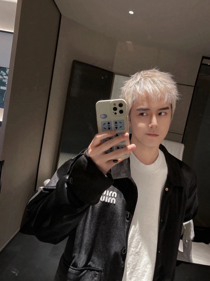 Miu Miu 24 秋冬系列丝绒拼接夹克外套