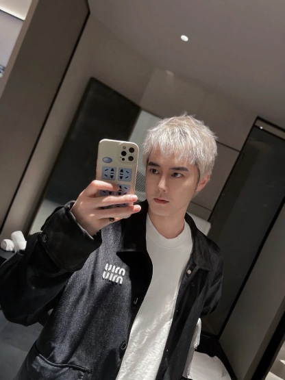 Miu Miu 24 秋冬系列丝绒拼接夹克外套