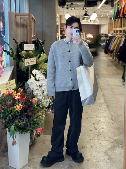 Miumiu 23FW 刺繡徽標毛線開衫