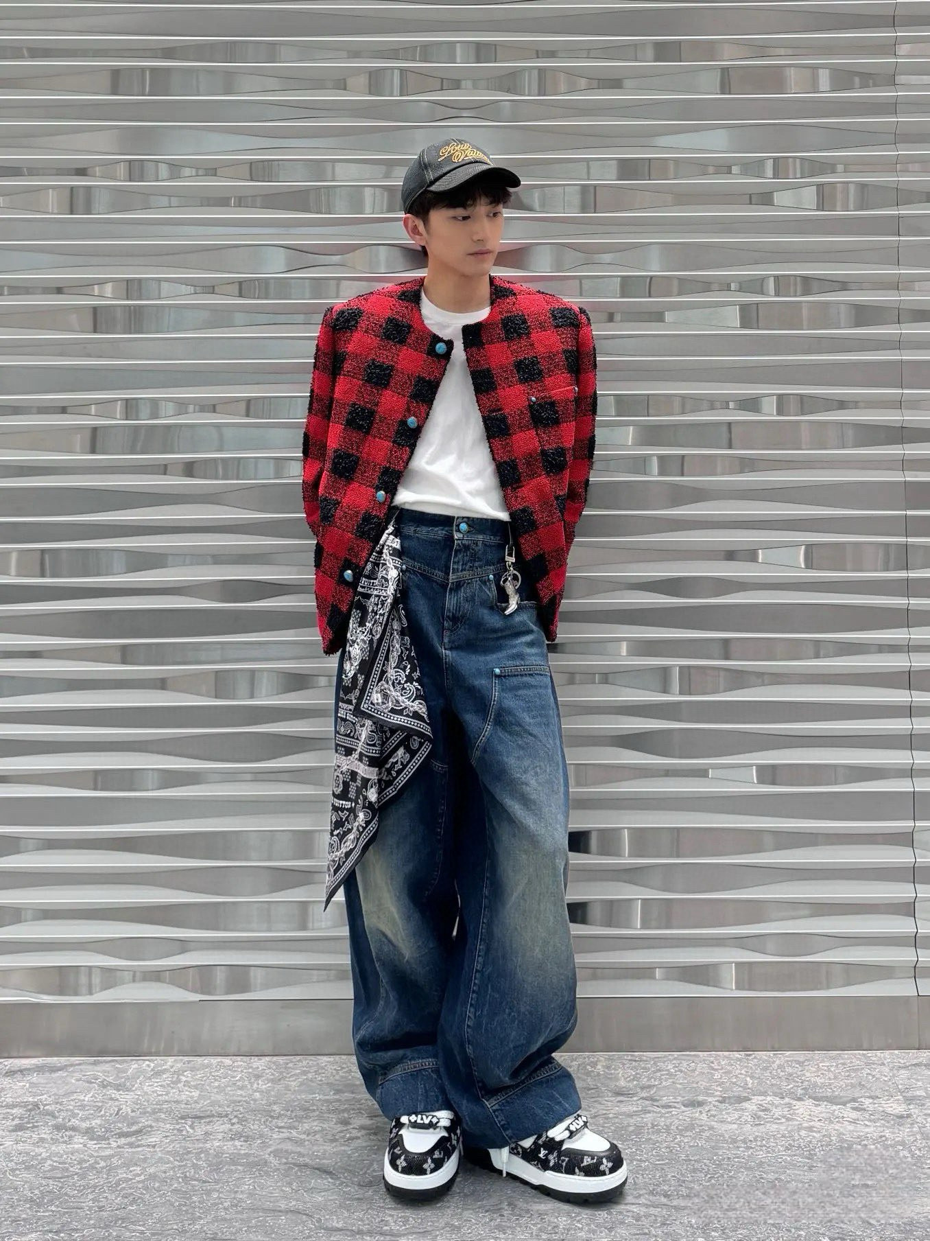 LOUIS VUITTON 土耳其石磨破工裝牛仔褲