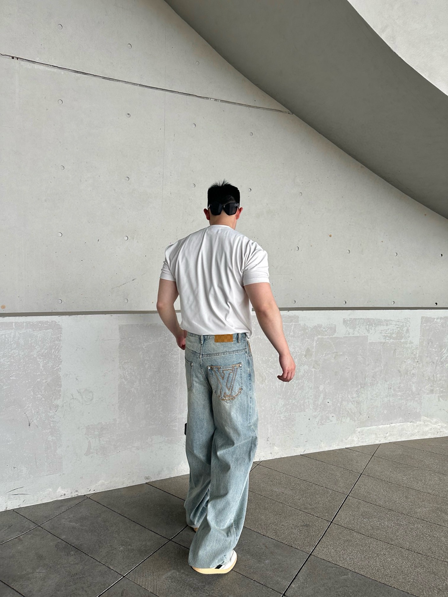 LOUIS VUITTON 線繡皮標闊腿牛仔長褲