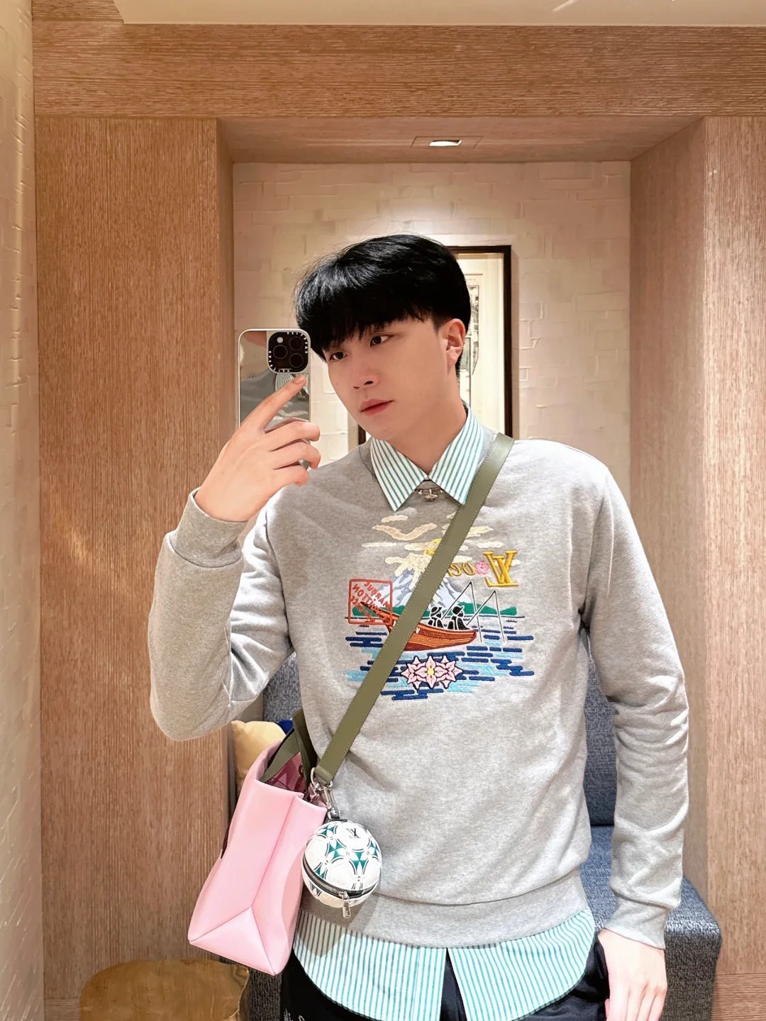 LOUIS VUITTON 路易威登刺繡圓領衛衣