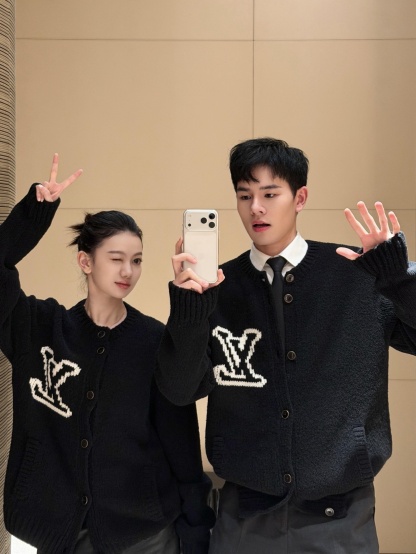 路易威登（LOUIS VUITTON）提花标识针织羊毛开衫