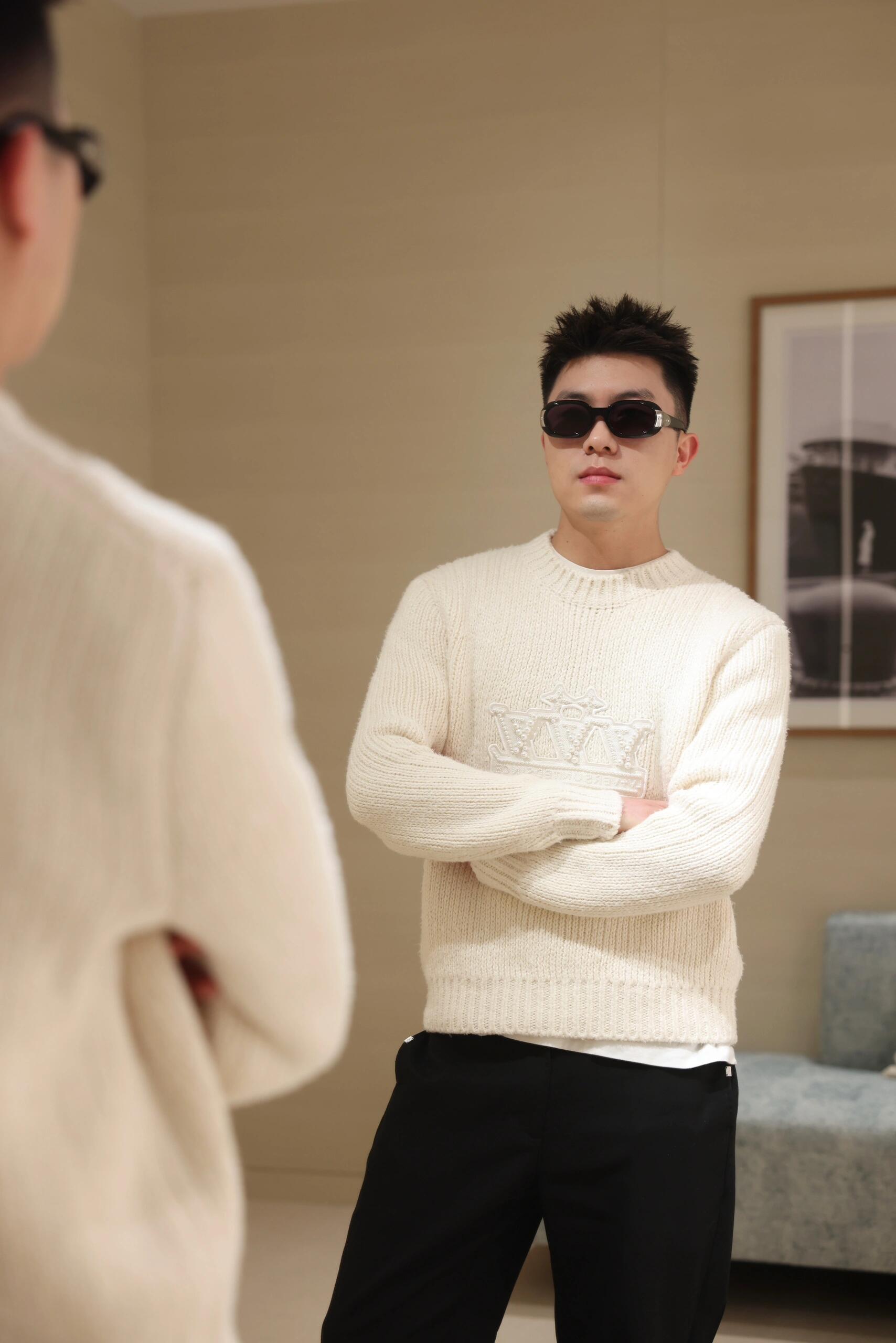 LOUIS VUITTON 刺繡珍珠徽標針織衫