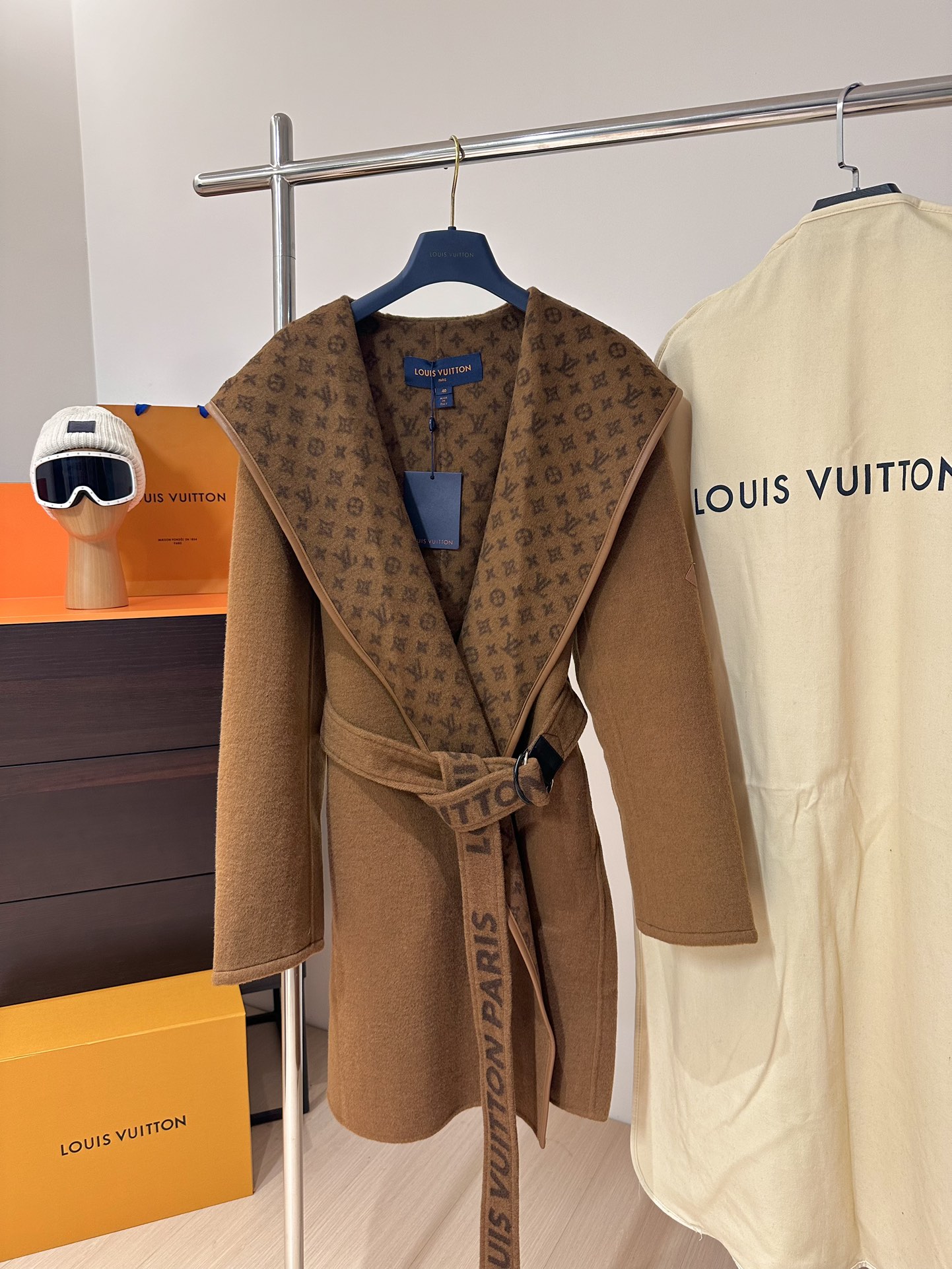 Louis 當季爆款老花小 Logo 浴袍圍裹式大衣