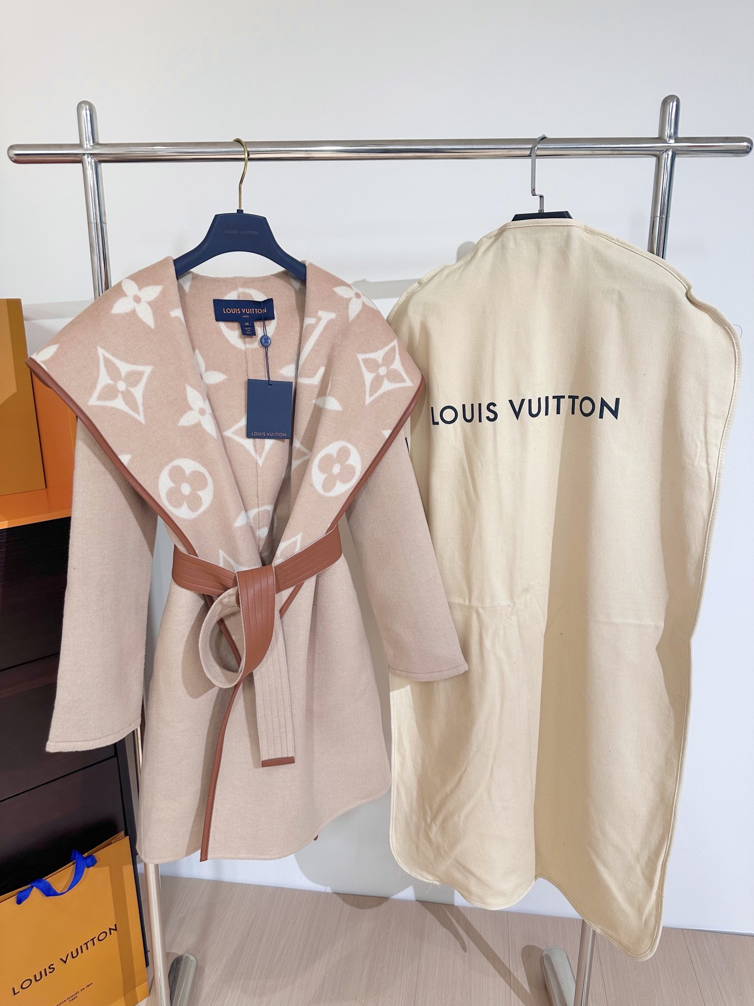 LOUIS VUITTON 驢家長款浴袍式大衣