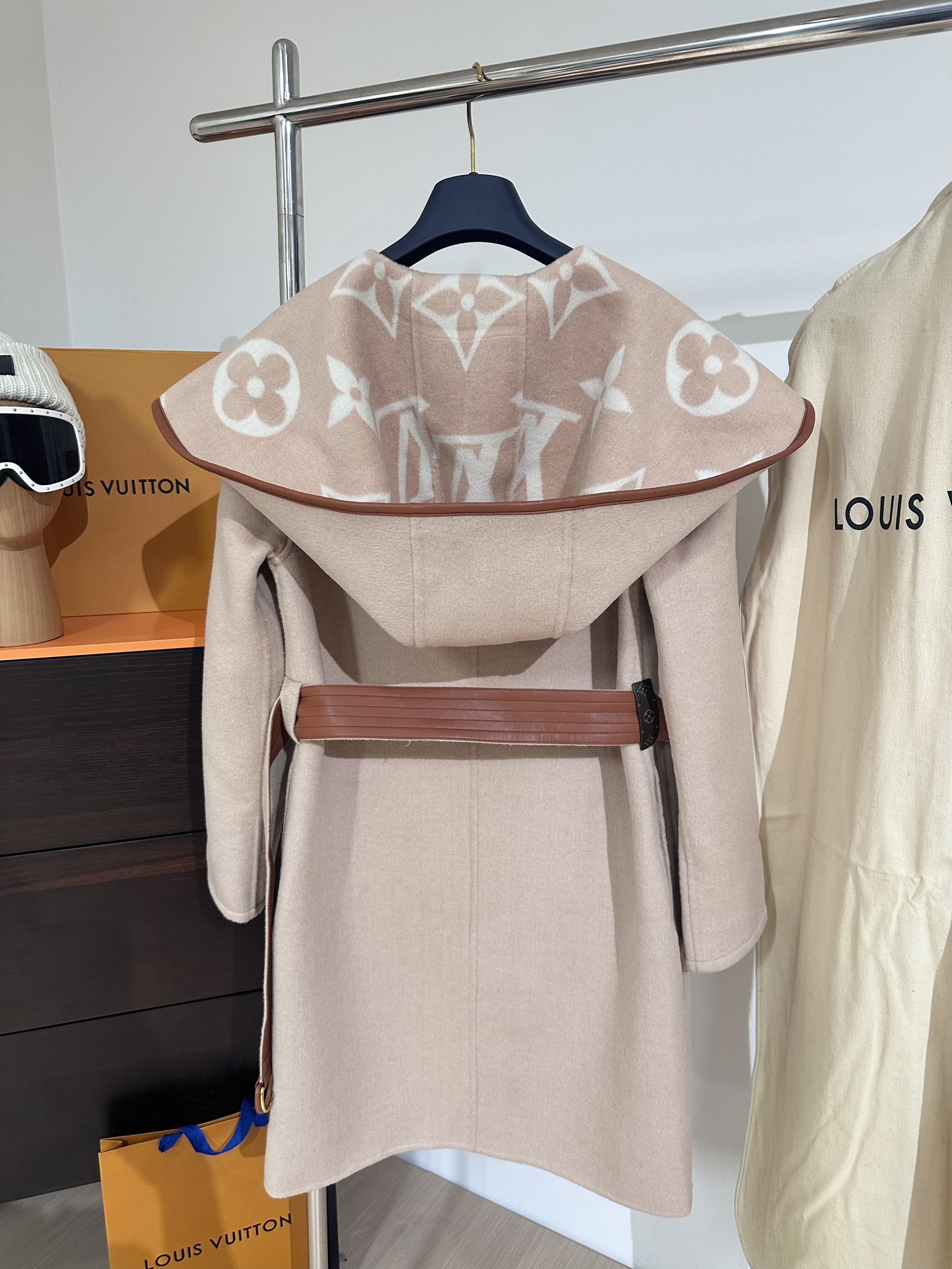 LOUIS VUITTON 驢家長款浴袍式大衣