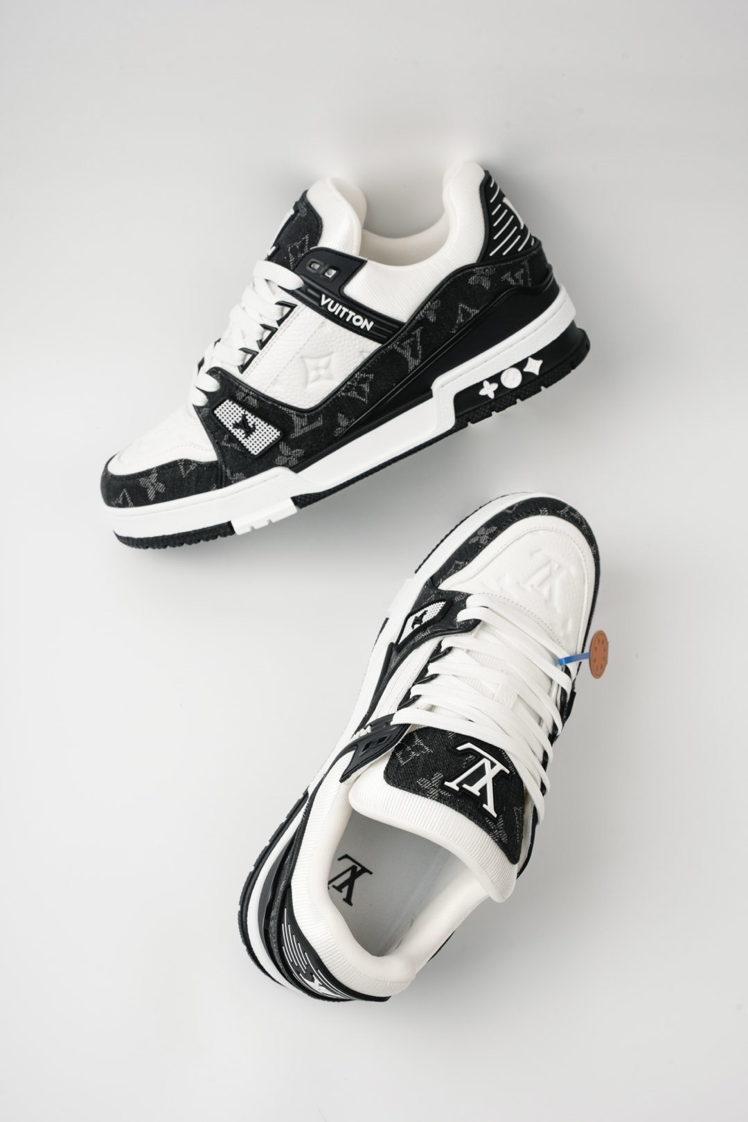 LOUIS VUITTON Trainer 皮革 圓頭繫帶 字母簽名 低幫 板鞋 鴛鴦 男女同款