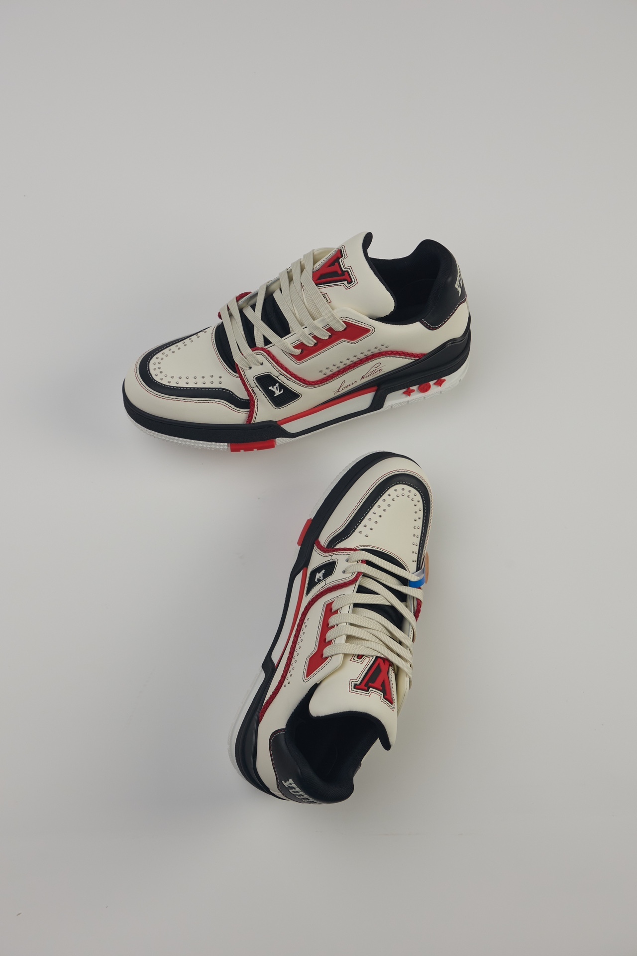  LV Trainer 紐釘款 男女同款