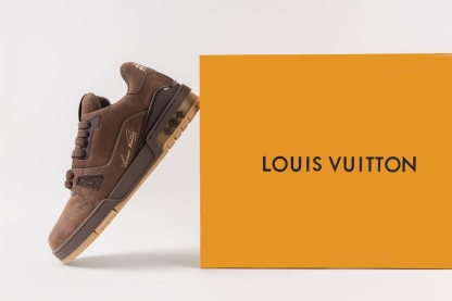 LV TRAINER 格紋壓紋款 男女同款