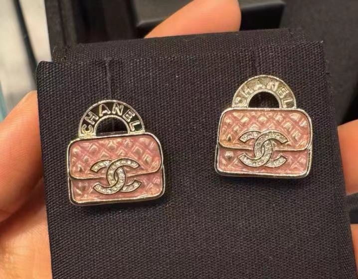 Chanel 香奈兒 包款字母雙 C 耳環 24S 最新款書包耳環