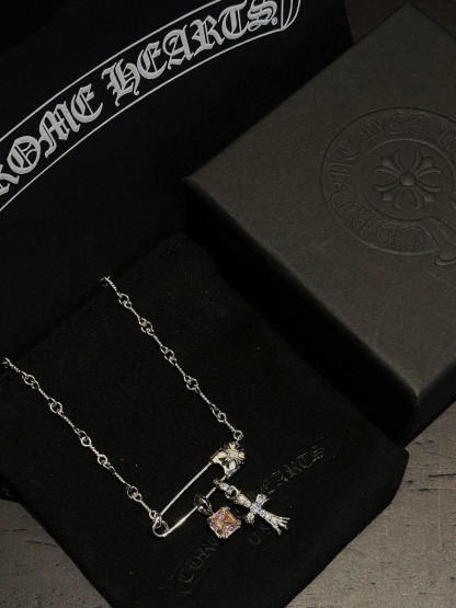 Chrome Hearts（克罗心）别针十字架镀白金方糖项链（紅色）