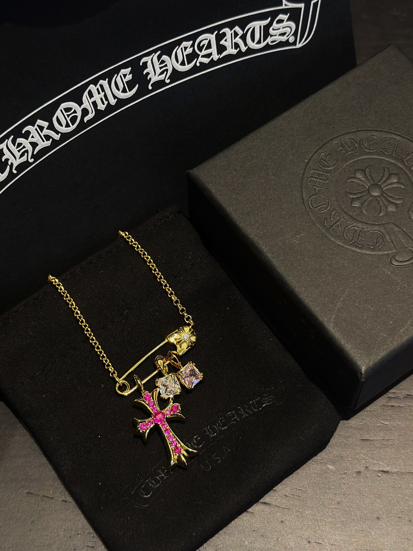 Chrome Hearts（克罗心）别针十字架镀金方糖项链（紅十字白粉）