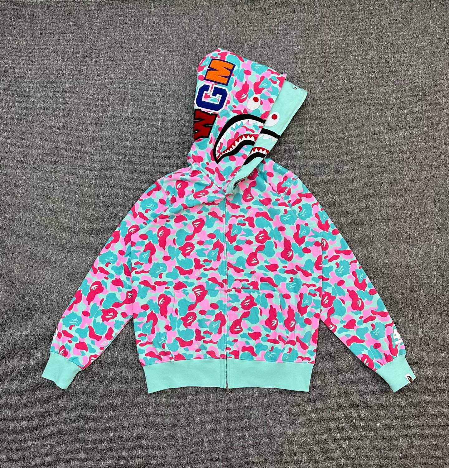 P245 XX208 A BATHING APE 邁阿密 4 週年 WGM 字母貼布迷彩圖案雙重連帽拉鍊衛衣 245