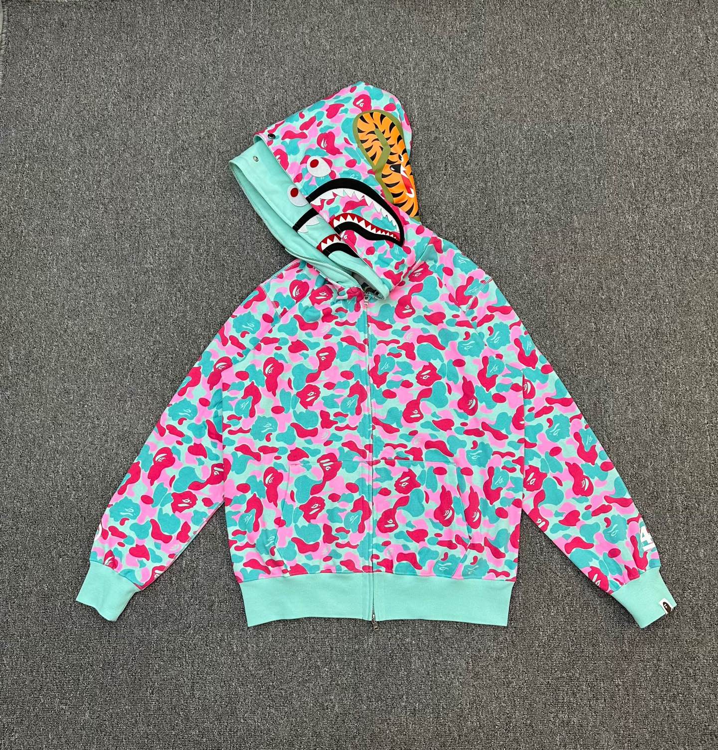 P245 XX208 A BATHING APE 邁阿密 4 週年 WGM 字母貼布迷彩圖案雙重連帽拉鍊衛衣 245