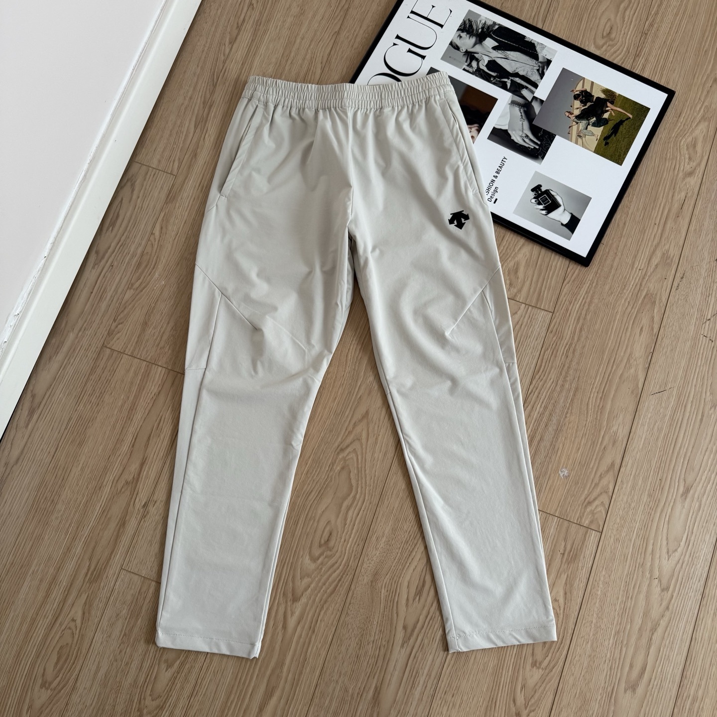 DESCENTE 迪桑特｜SCHEMATECH 冷感男子運動休閒長褲