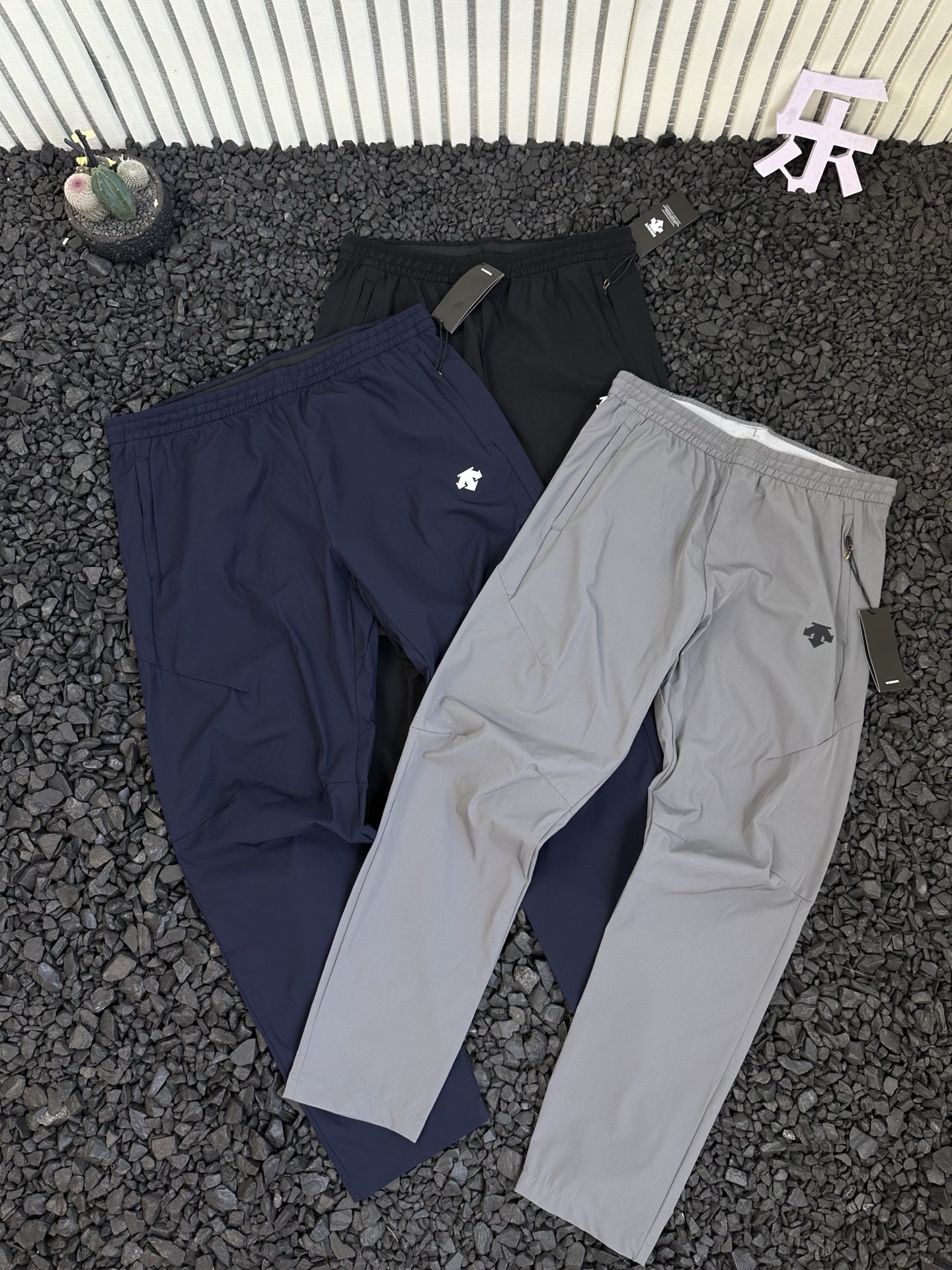 DESCENTE 迪桑特 夏季新款男士三色商務通勤 logo 圖案梭織簡約拉鍊口袋運動速乾休閒褲長褲