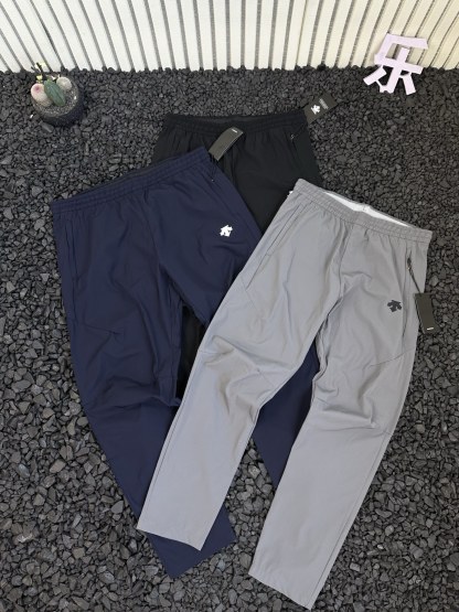 DESCENTE 迪桑特 夏季新款男士三色商務通勤 logo 圖案梭織簡約拉鍊口袋運動速乾休閒褲長褲