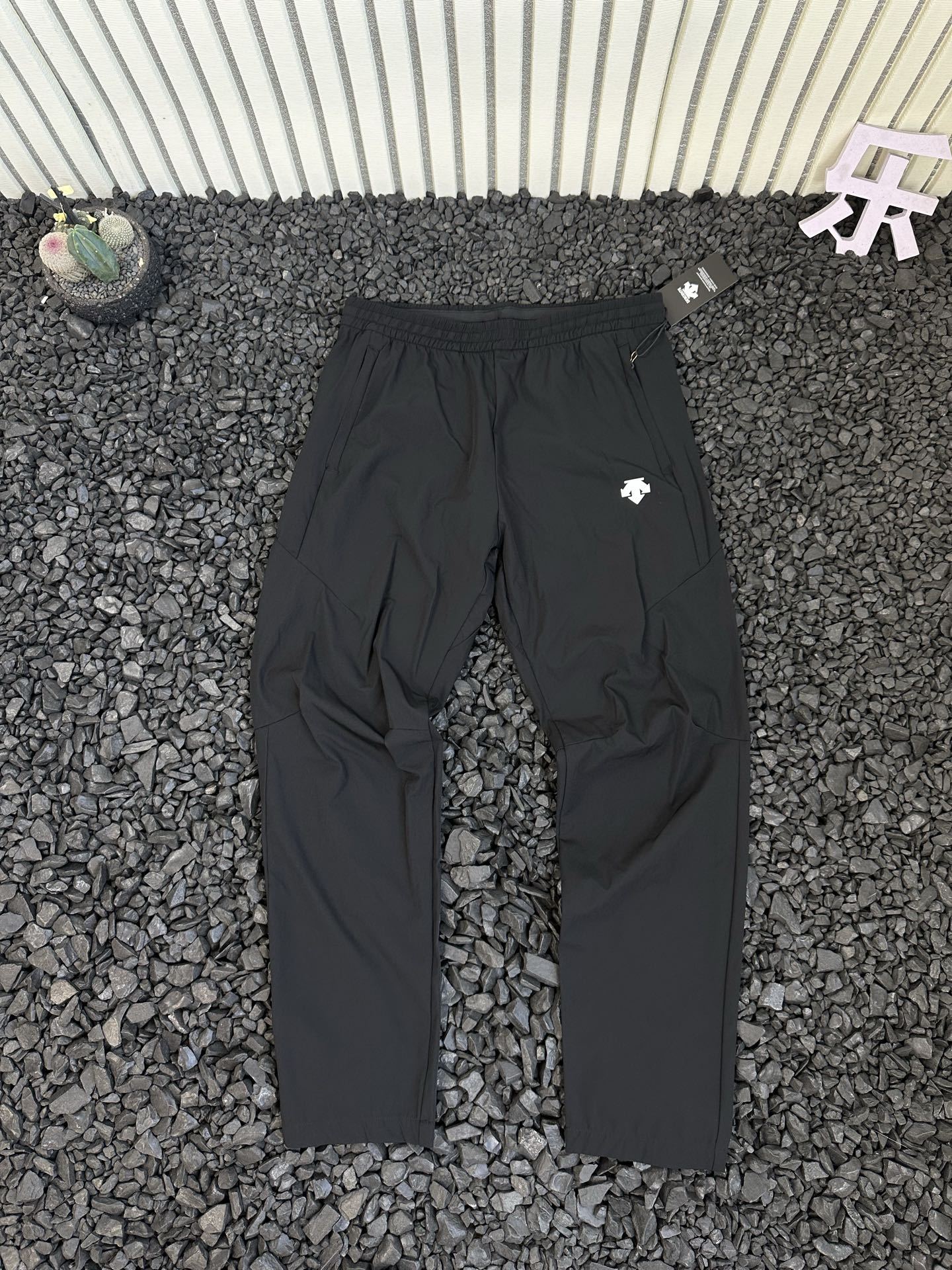 DESCENTE 迪桑特 夏季新款男士三色商務通勤 logo 圖案梭織簡約拉鍊口袋運動速乾休閒褲長褲