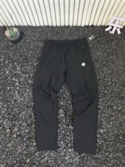 DESCENTE 迪桑特 夏季新款男士三色商務通勤 logo 圖案梭織簡約拉鍊口袋運動速乾休閒褲長褲