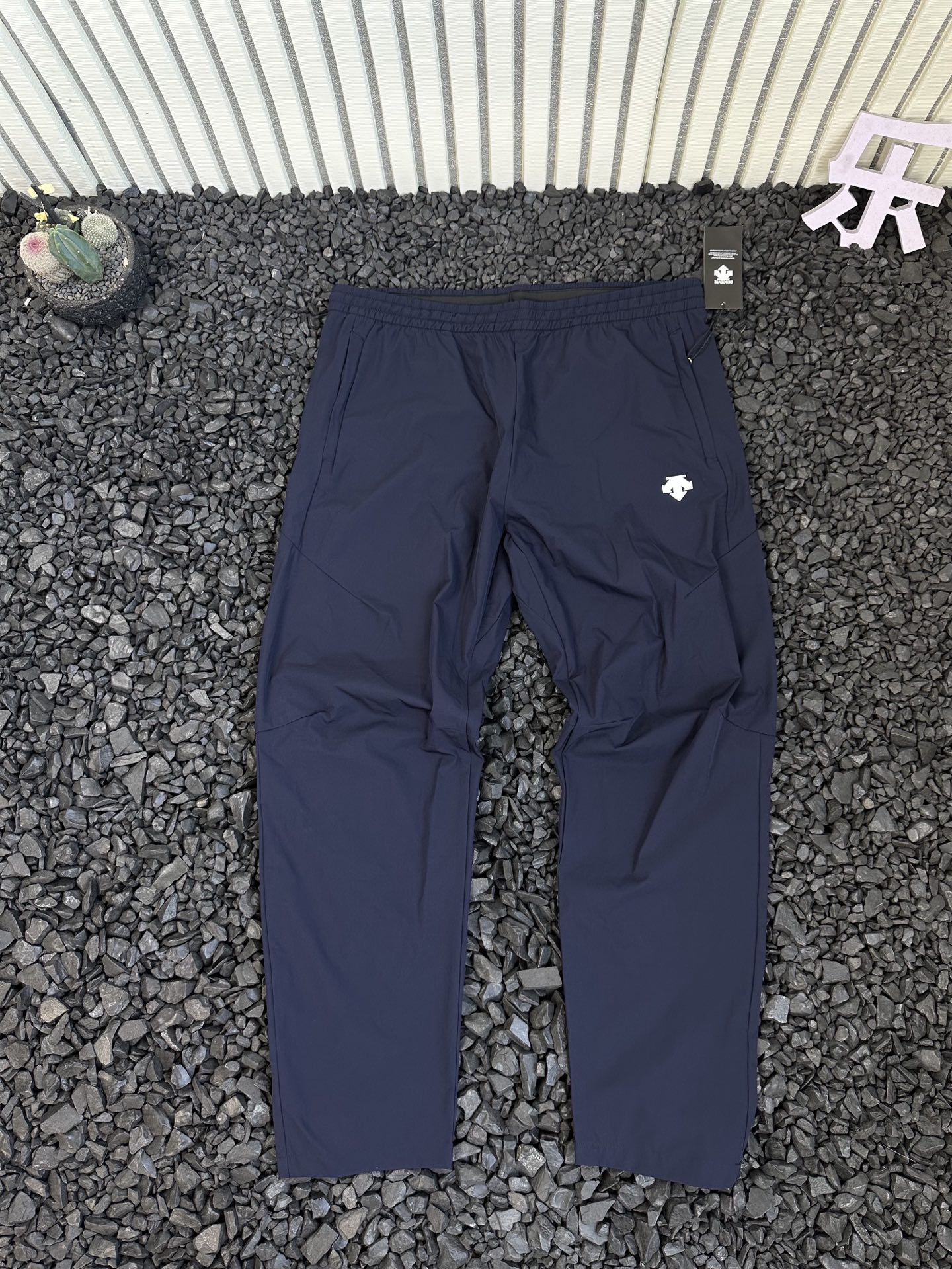 DESCENTE 迪桑特 夏季新款男士三色商務通勤 logo 圖案梭織簡約拉鍊口袋運動速乾休閒褲長褲