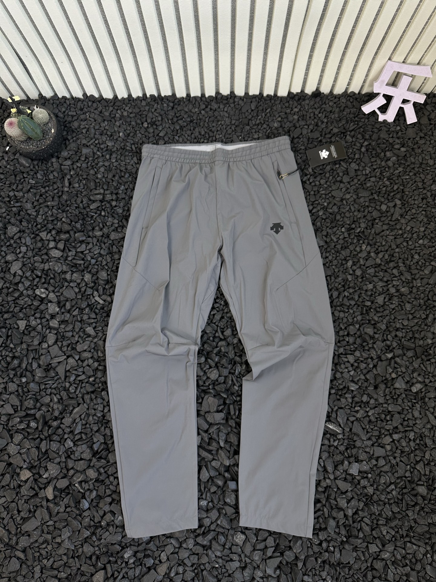 DESCENTE 迪桑特 夏季新款男士三色商務通勤 logo 圖案梭織簡約拉鍊口袋運動速乾休閒褲長褲