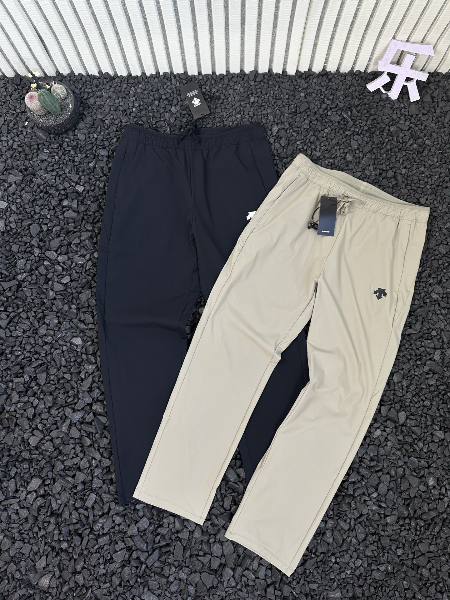 DESCENTE / 迪桑特 夏季新款男士纯色 logo 印花壓膠商務通勤休閒登山運動速乾透氣輕薄休閒褲長褲