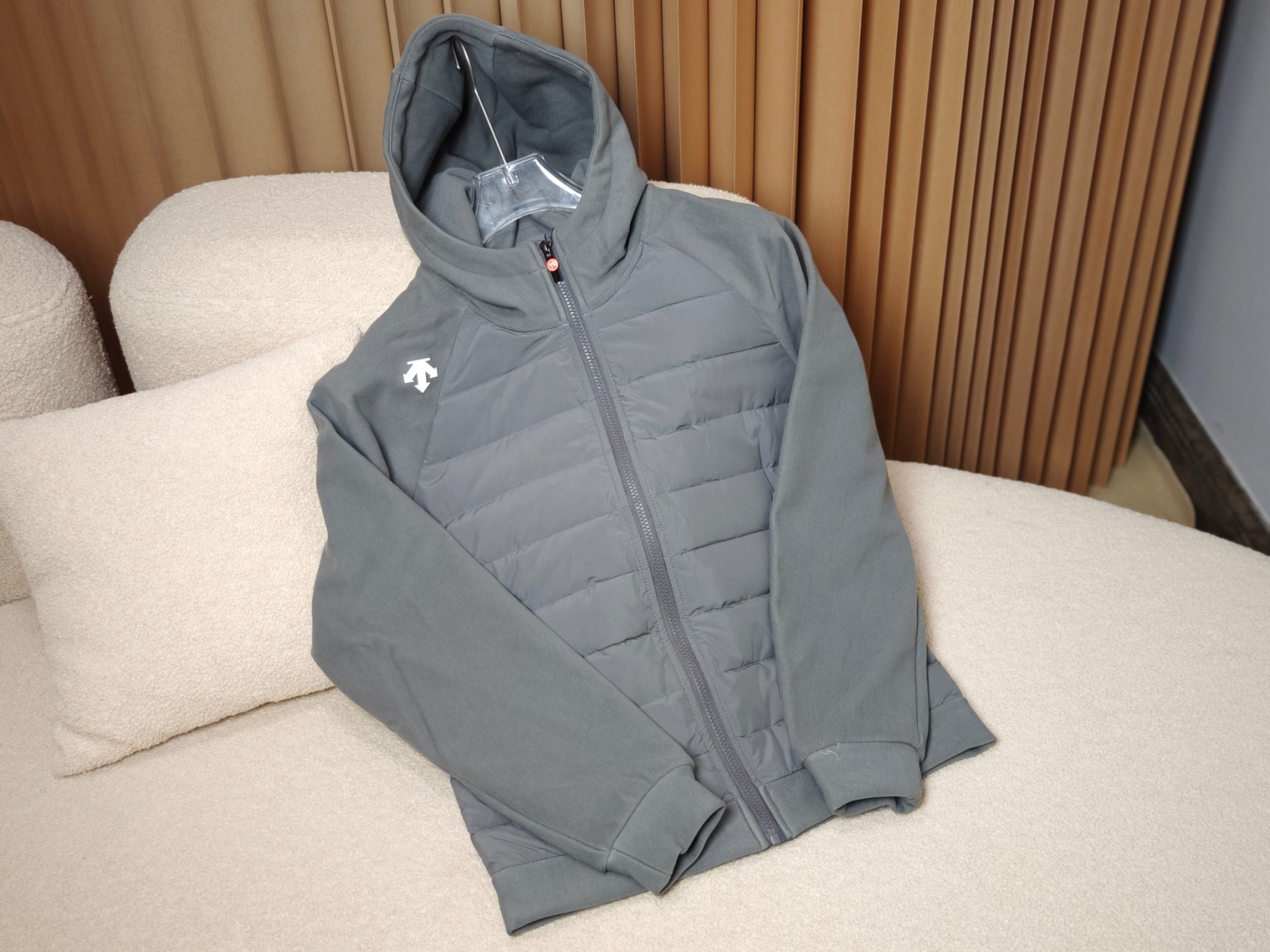 DESCENTE TRAINING 系列 連帽輕薄羽絨服