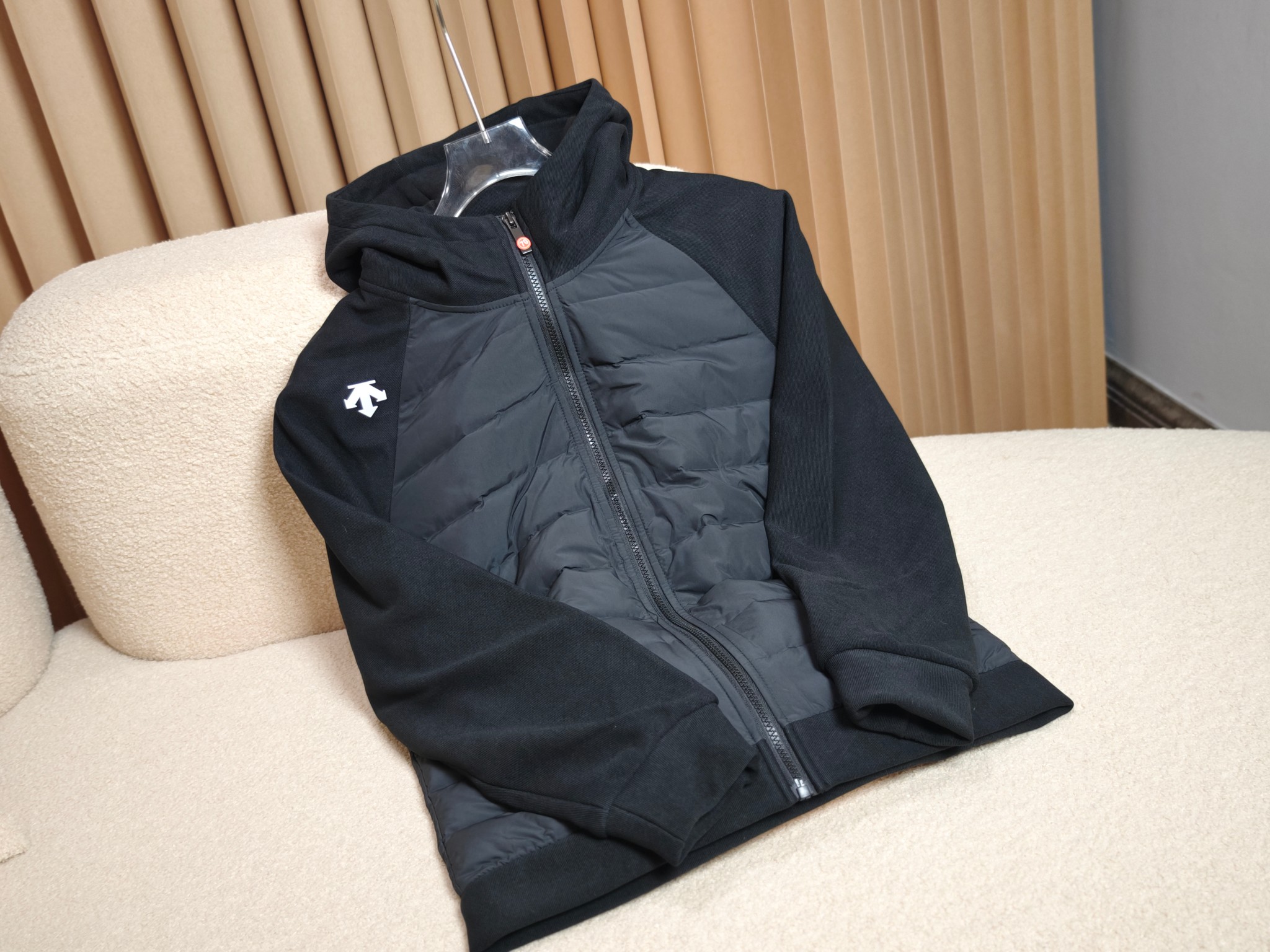 DESCENTE TRAINING 系列 連帽輕薄羽絨服