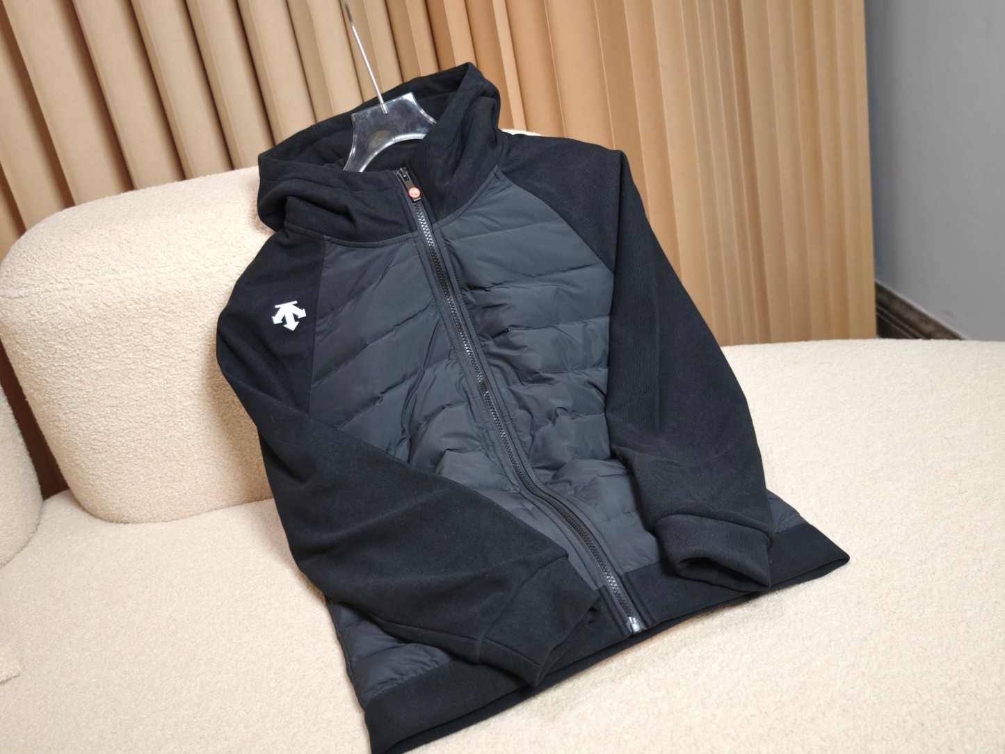 DESCENTE TRAINING 系列 連帽輕薄羽絨服