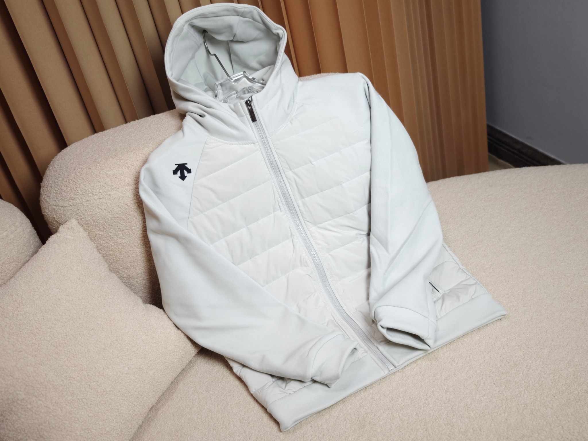 DESCENTE TRAINING 系列 連帽輕薄羽絨服