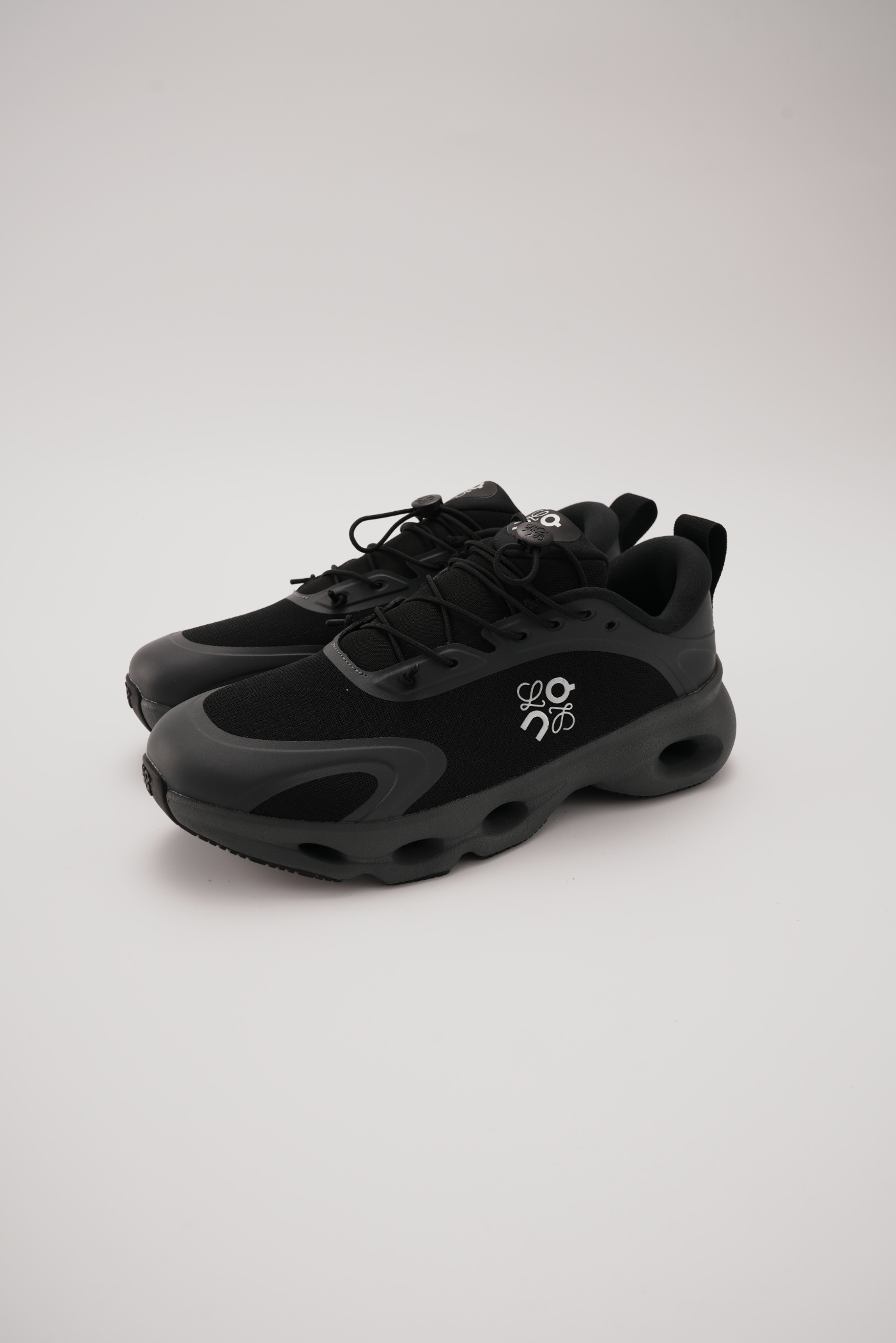 LOEWE X ON 昂跑 Cloudsolo 舒適跑步鞋 黑色（男女同款）