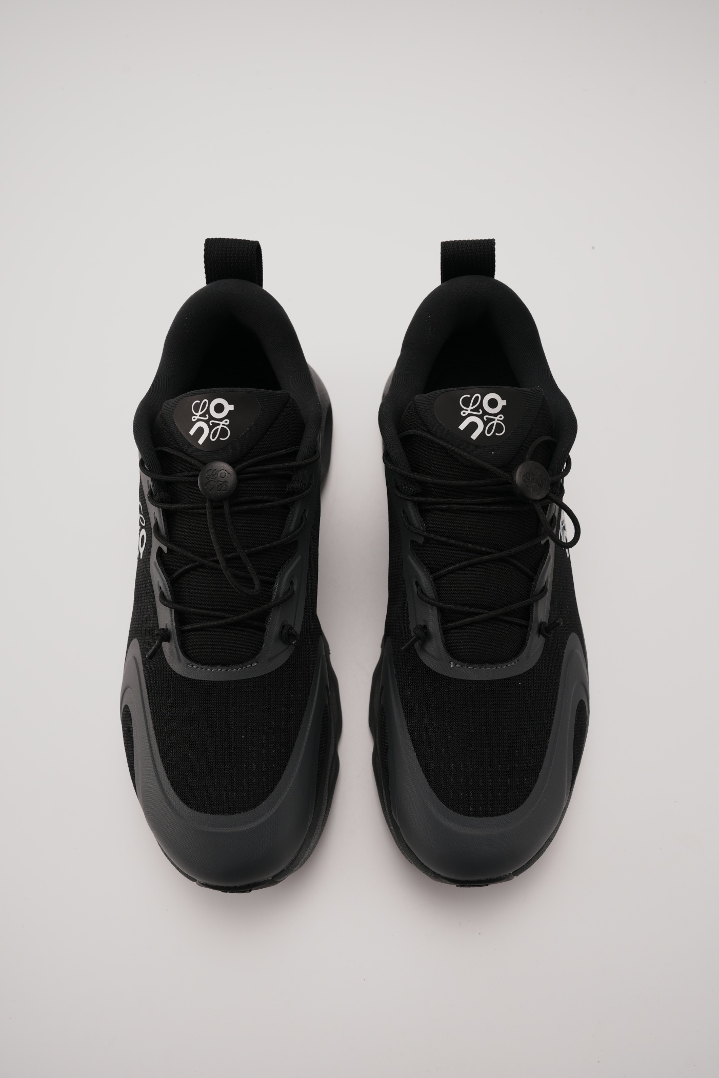 LOEWE X ON 昂跑 Cloudsolo 舒適跑步鞋 黑色（男女同款）