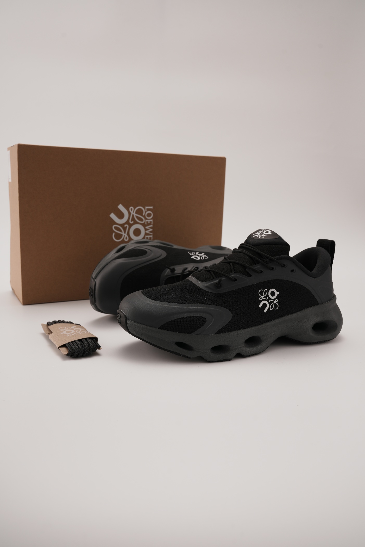 LOEWE X ON 昂跑 Cloudsolo 舒適跑步鞋 黑色（男女同款）