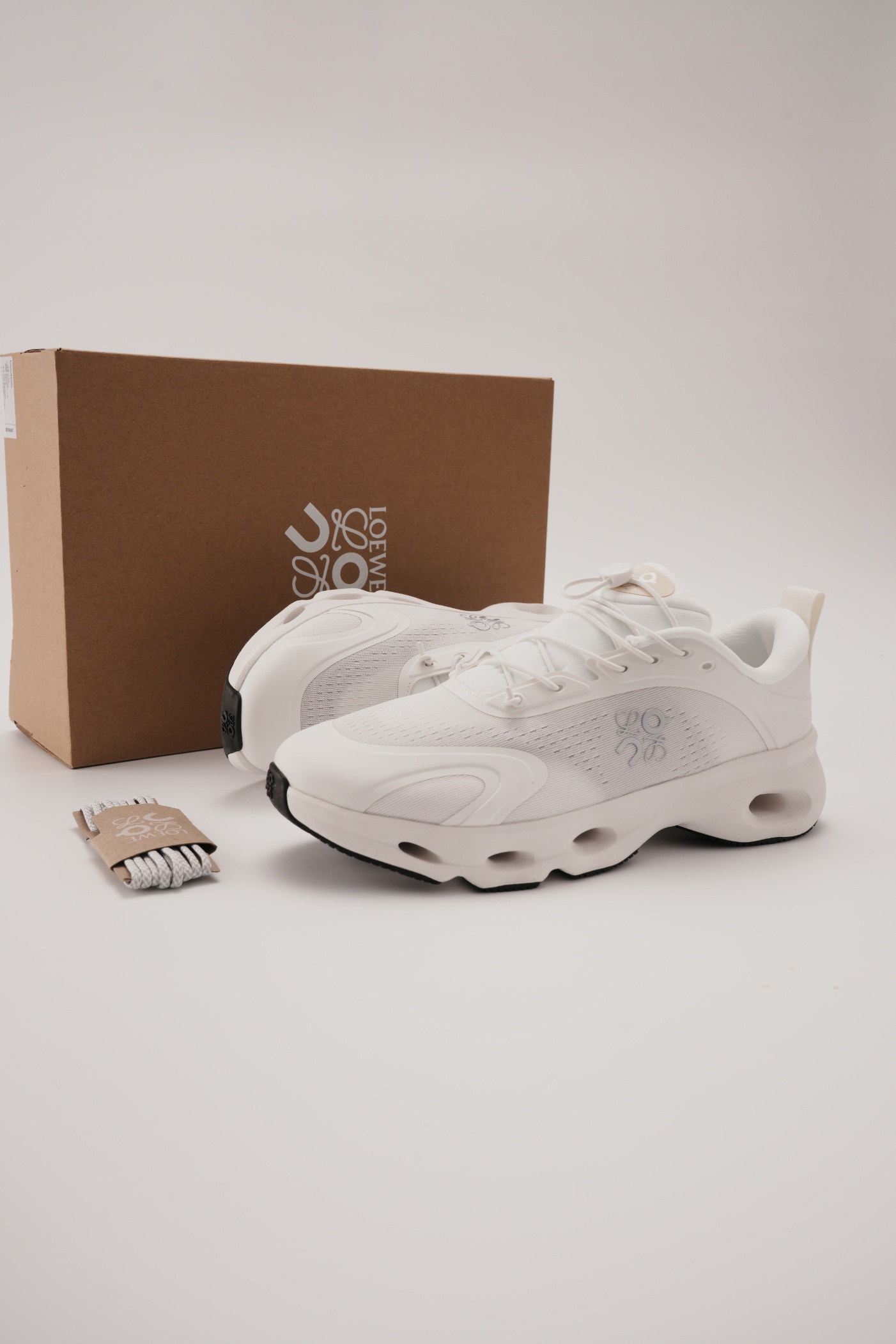 LOEWE X ON 昂跑 Cloudsolo 舒適跑步鞋 白（男女同款）